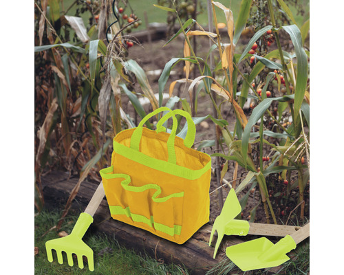 Gartenszene mit Gartengerätetasche, Harke, Hacke und Schaufel.
