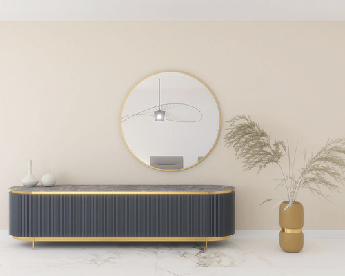 Vue intérieure avec meuble bas, miroir et décoration