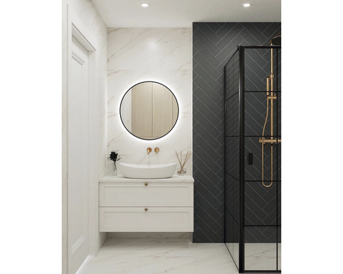 Helles Badezimmer mit Waschtisch, Spiegel und Dusche