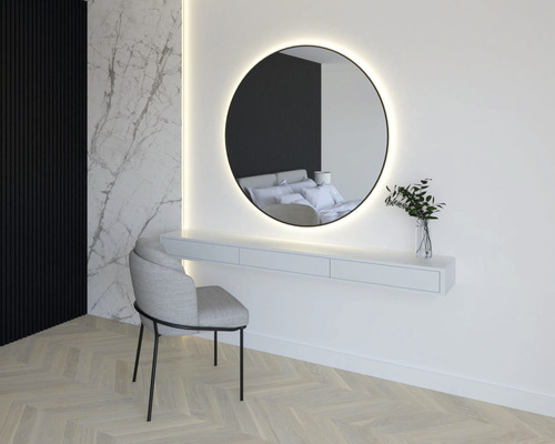 Modernes Schlafzimmer mit beleuchtetem Spiegel, Waschtisch und Stuhl