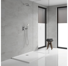 Salle de bains avec douche à l''italienne, robinetterie de douche et tabouret