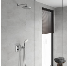 Salle de bains avec robinetterie de douche, douche à effet pluie et store de fenêtre