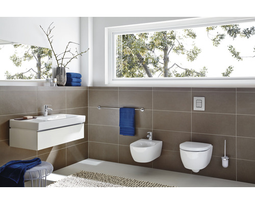 Salle de bain moderne avec lavabo, bidet et toilettes