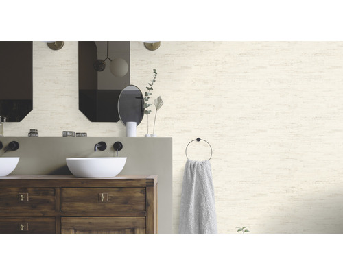 Salle de bains avec double vasque, miroirs et papier peint mural aspect pierre