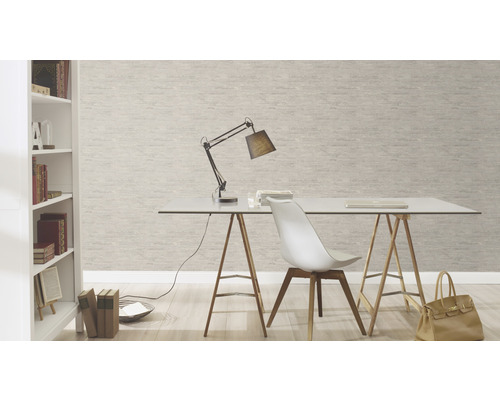 Arbeitszimmer mit Schreibtisch, Schreibtischlampe, Stuhl, Bücherregal und beiger Strukturtapete