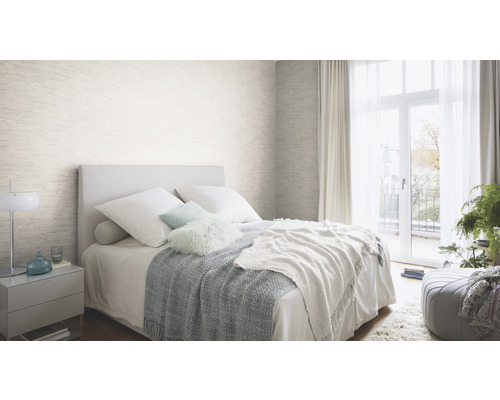 Helles Schlafzimmer mit Bett, Nachttisch und strukturierten Tapeten