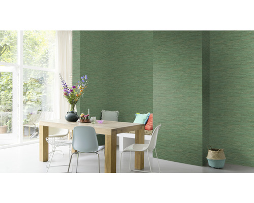 Esszimmer mit Tisch, Stühlen und Wandgestaltung mit Strukturtapete