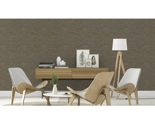 Salon avec papier peint marron, deux fauteuils et une commode avec décoration