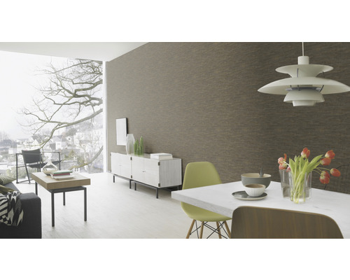 Espace de vie lumineux avec papier peint décoratif, table à manger et canapé