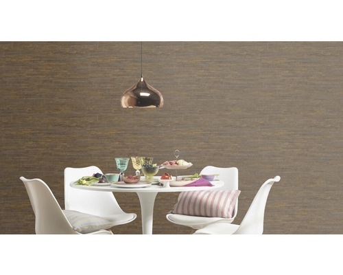 Salle à manger avec carrelage mural aspect bois, table à manger, chaises et suspension