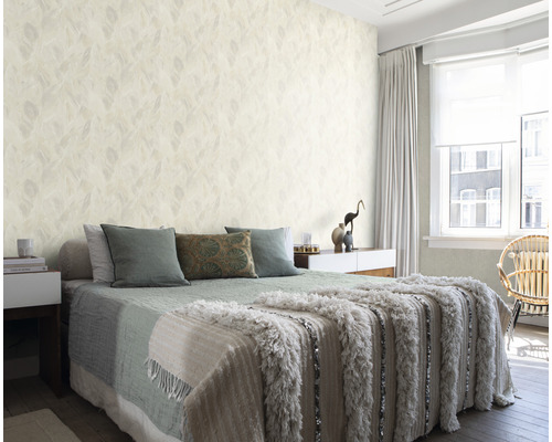 Chambre avec papier peint à motifs, lit, table de chevet et fenêtre