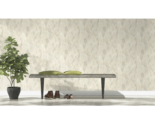 Pièce lumineuse avec papier peint à motifs, banc, chaussures et plante d''intérieur.