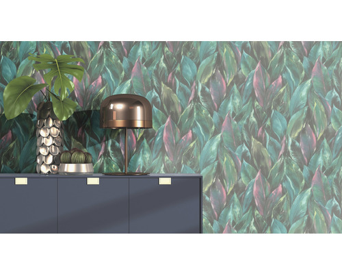 Dekorative Szene mit Schrank, Lampe, Vase, Topfpflanze und Tapete mit Blättermotiv