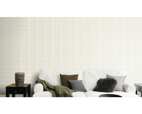 Wohnzimmer mit weissem Sofa und gemusterter Tapete im Karodesign