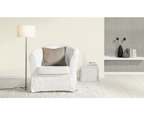 Scène de salon avec fauteuil, lampadaire et décoration