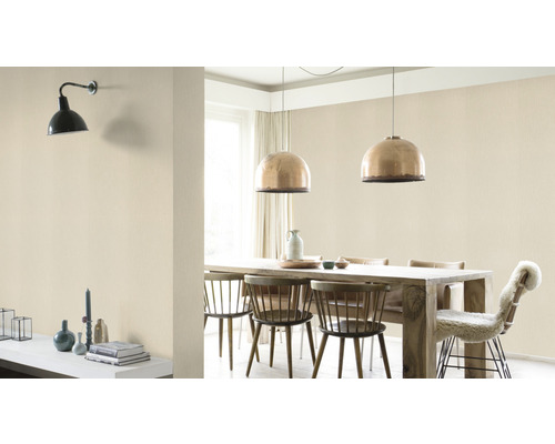 Salle à manger avec table, chaises et papier peint textile