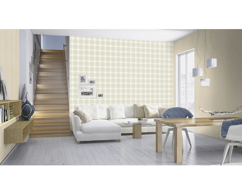 Salon avec escalier, canapé, table à manger, chaises et papier peint à carreaux