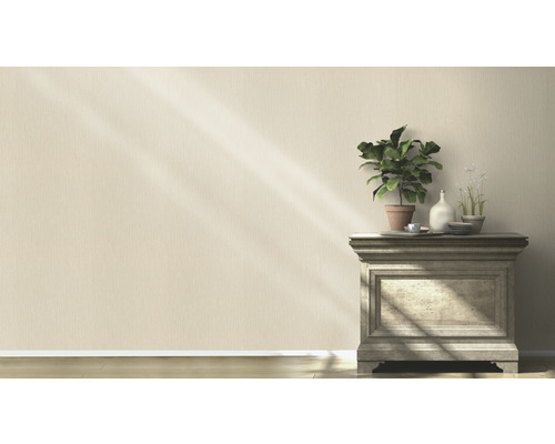 Décoration murale avec table à fleurs et plantes en pot pour une ambiance claire et organisée.