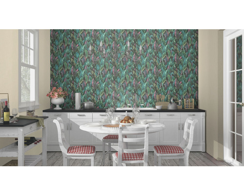 Cuisine avec table à manger, chaises et papier peint à motifs de feuilles