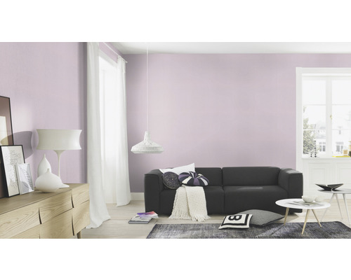 Salon lumineux avec canapé, table et décoration murale