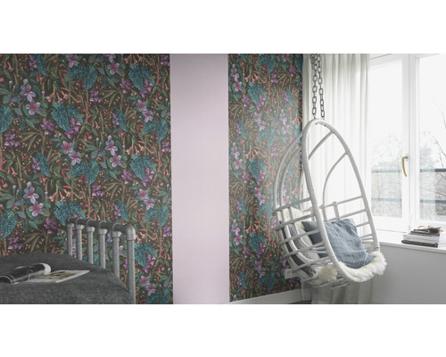 Pièce décorée avec papier peint à motifs, fauteuil suspendu et lit