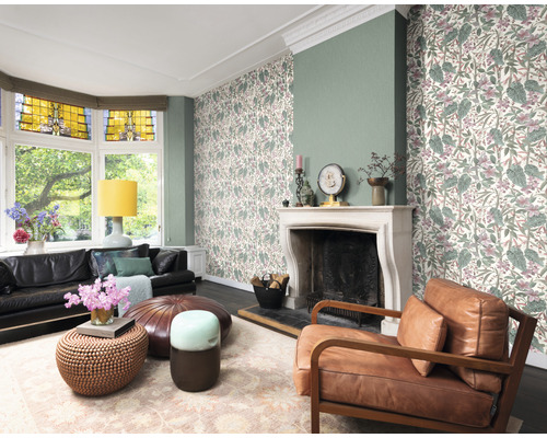 Helles Wohnzimmer mit floraler Tapete, Kamin und Ledermöbeln für eine gemütliche Atmosphäre