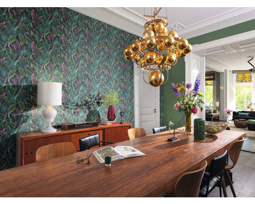 Salle à manger avec table à manger, chaises, commode, lampe, papier peint et lustre