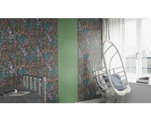 Pièce décorée avec du papier peint à motifs floraux, une balancelle et un lit.