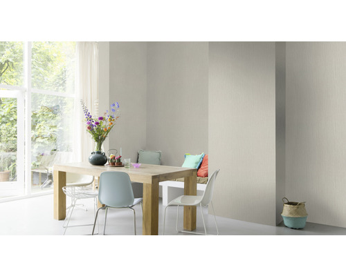 Helles Esszimmer mit Holztisch, Stühlen und gemusterter Tapete