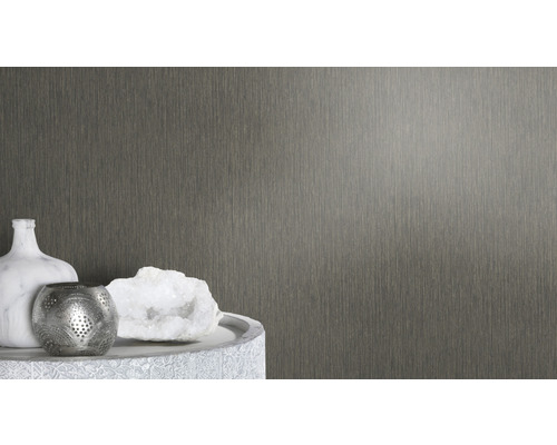 Gros plan d''un papier peint mural texturé à côté d''objets décoratifs sur une table.