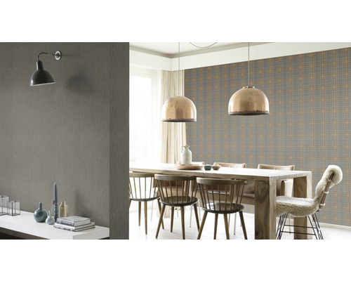 Salle à manger lumineuse avec table, chaises et papier peint à carreaux