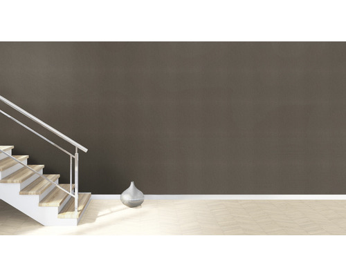 Treppe mit Holzstufen, Metallgeländer und einer Vase im Raum