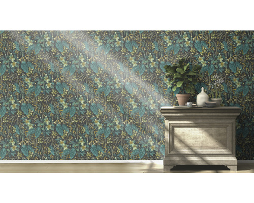 Tapete mit floralem Muster in einem Interieur mit Kommode