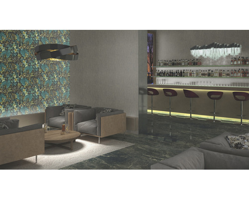 Lounge-Bereich mit Sofas, Couchtisch und Bar im Hintergrund.