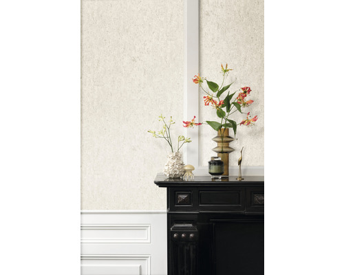 Pièce à vivre avec papier peint à motifs, cheminée et vases de fleurs