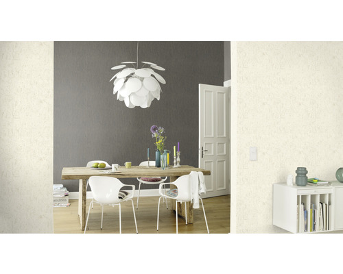 Salle à manger lumineuse avec table en bois, chaises et suspension