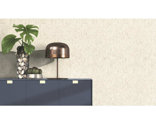 Scène décorative avec commode, lampe, vase avec plante et cactus