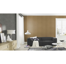 Salon avec canapé, commode et décoration murale.