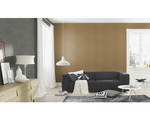 Salon avec canapé, commode et décoration murale.