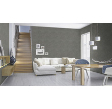 Salon avec papier peint gris, escalier, canapé blanc et table en bois