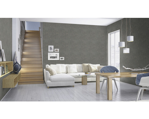 Salon avec papier peint gris, escalier, canapé blanc et table en bois