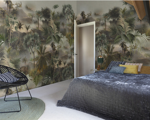 Chambre avec papier peint jungle, lit, chaise et tapis