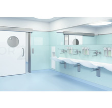 Helles Badezimmer mit mehreren Waschbecken, Armaturen, Spiegel und Tür