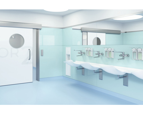 Helles Badezimmer mit mehreren Waschbecken, Armaturen, Spiegel und Tür