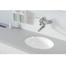 Waschbecken mit Armatur, Seifenspender und Sprühflasche