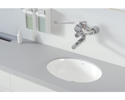 Waschbecken mit Armatur, Seifenspender und Sprühflasche