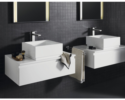 Salle de bains avec deux lavabos, meubles sous-lavabos et miroirs sur un mur sombre