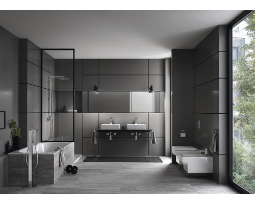 Salle de bains moderne avec baignoire, douche, lavabo et toilettes