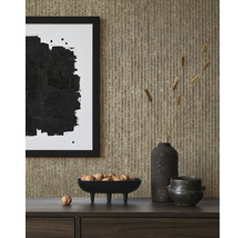 Intérieur décoratif avec œuvre d''art, bol de noix et papier peint texturé.