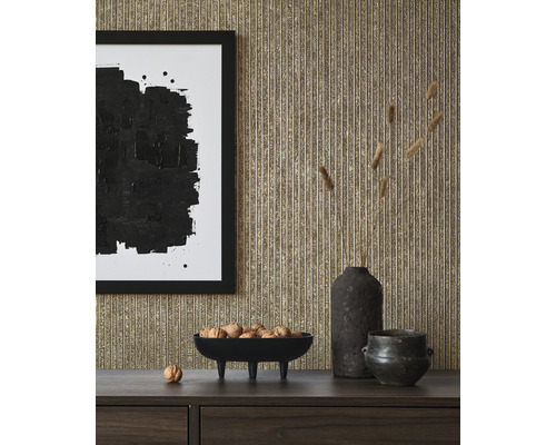 Intérieur décoratif avec œuvre d''art, bol de noix et papier peint texturé.